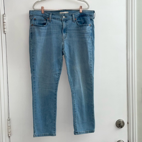 Levi’s Boyfriend Cut Jeans in Light Wash with stretch| 33 - Picture 1 of 8